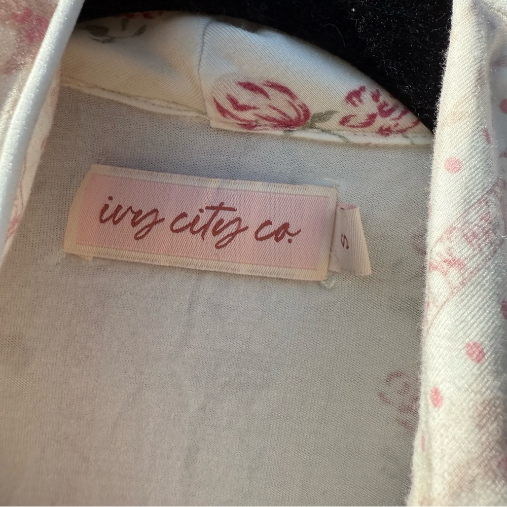 Ivy City Co Cream Robe open front with Soft Pink Floral Print NEW - Picture 3 of 5